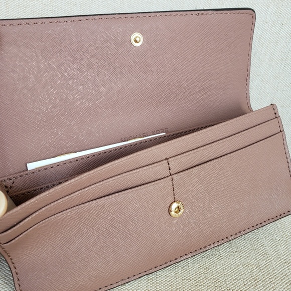 ⚠️SALE⚠️🌺NWOT Michael Kors Travel Flat Wallet - Picture 4 of 5